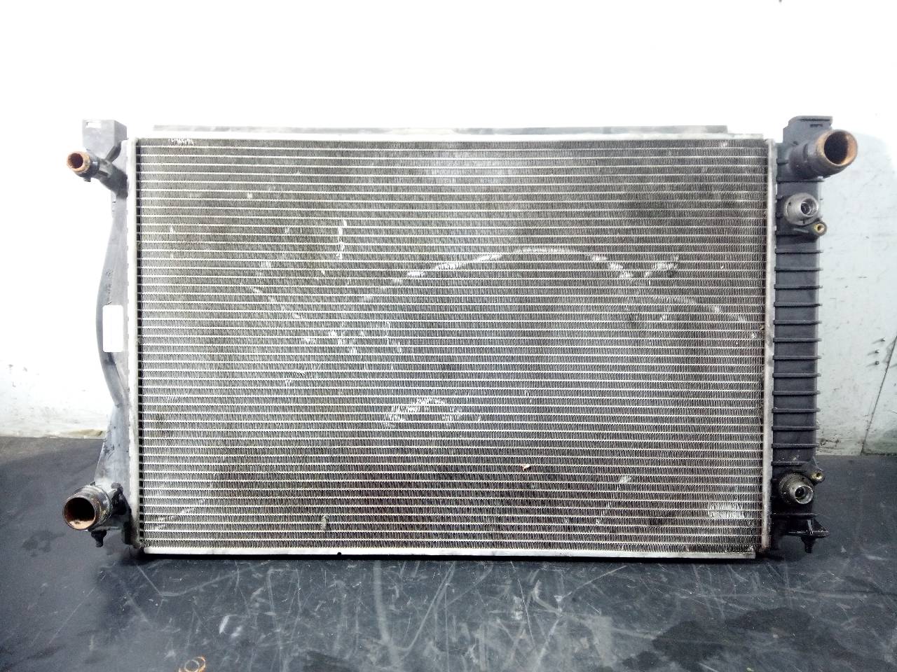 AUDI A6 C6/4F (2004-2011) Охлаждающий радиатор 130656, P2-A6-8 23293037