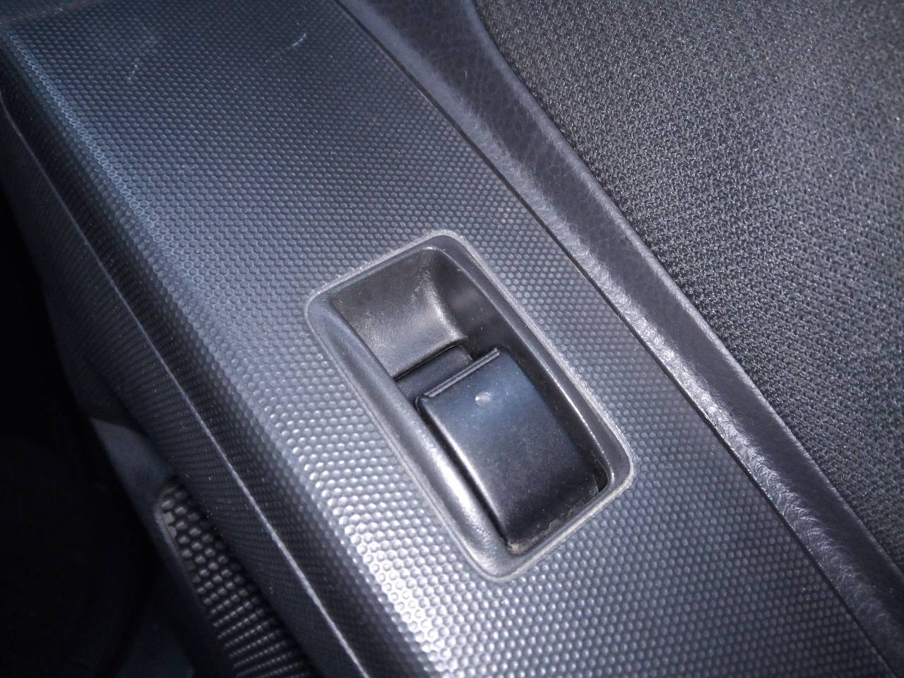 TOYOTA Corolla Verso 1 generation (2001-2009) Priekinių dešinių durų langų pakėlimo mygtukai 23294725