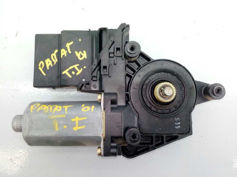 VOLKSWAGEN Passat B5 (1996-2005) Moteur de commande de vitre de porte arrière gauche E1-B6-8-4 18404994