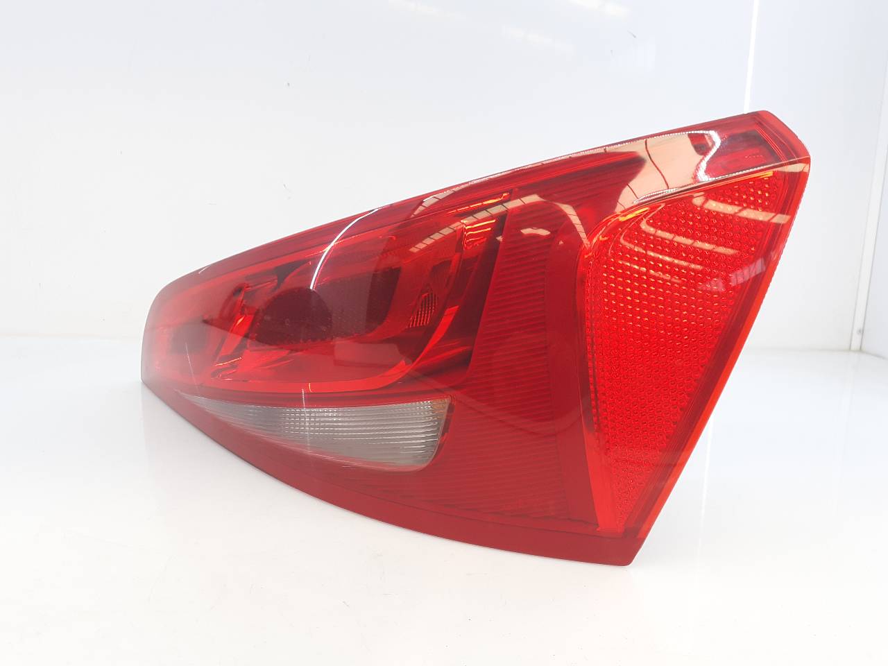 AUDI A6 C6/4F (2004-2011) Rear Right Taillight Lamp 8R0945094, E1-B6-23-1 18731033