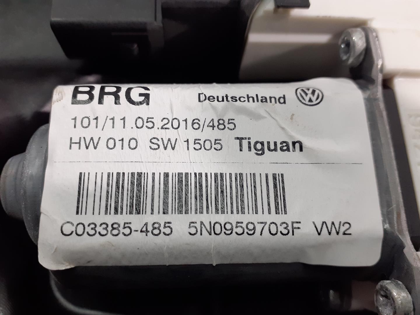 VOLKSWAGEN Tiguan 1 generation (2007-2017) Galinių kairių durų stiklo pakelėjas 5N0959703F,P2-B3-33 18577504