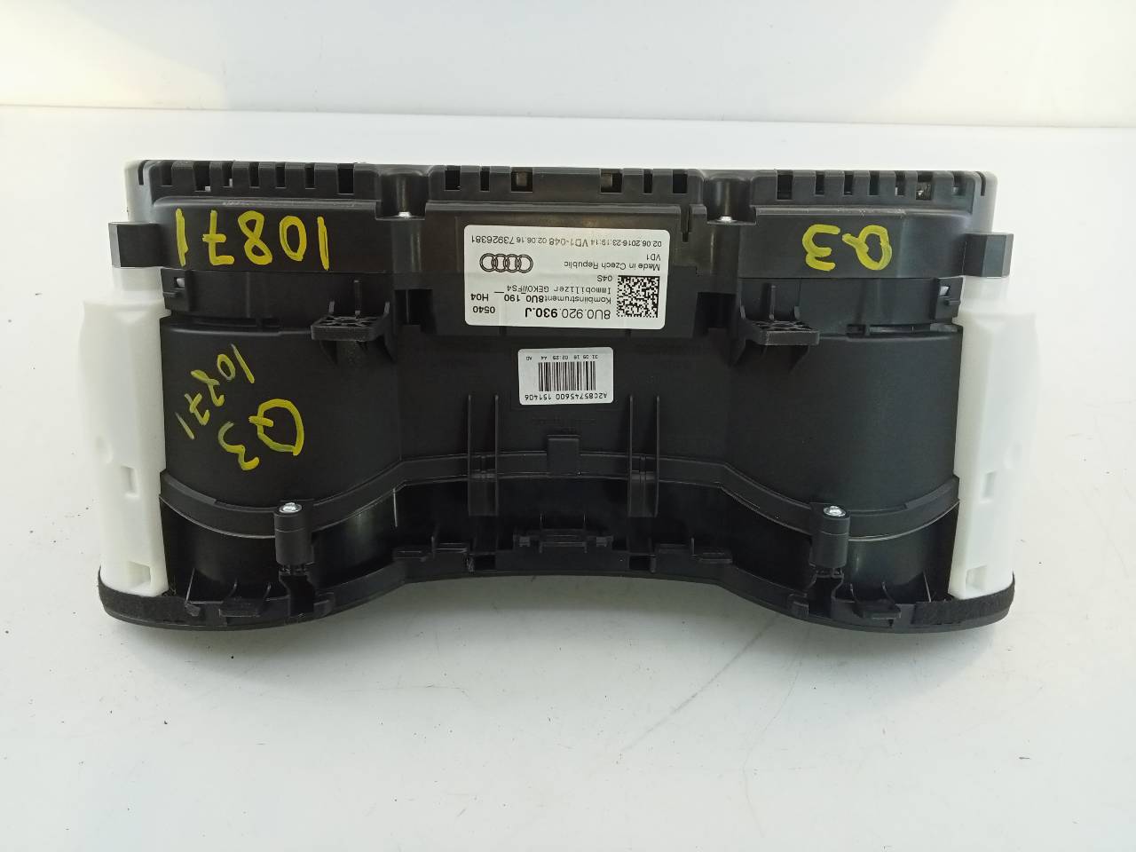 AUDI Q3 8U (2011-2020) Instrumentu panelis/spidometrs 8U0920930J, E2-A1-37-3 21800373