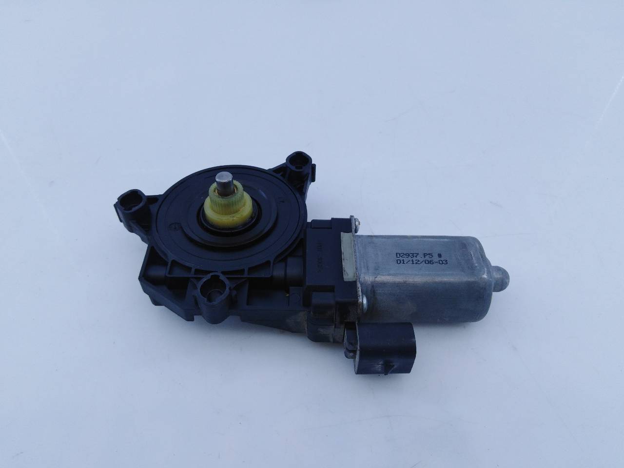 OPEL Astra J (2009-2020) Priekšējo labo durvju logu pacelšanas motorīts D2935P8,E2-B6-10-2 18710584