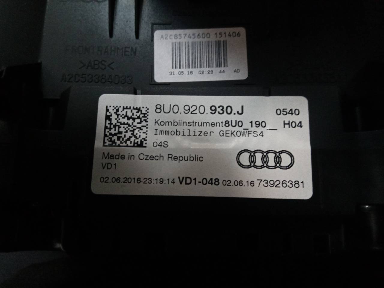 AUDI Q3 8U (2011-2020) Instrumentu panelis/spidometrs 8U0920930J, E2-A1-37-3 21800373