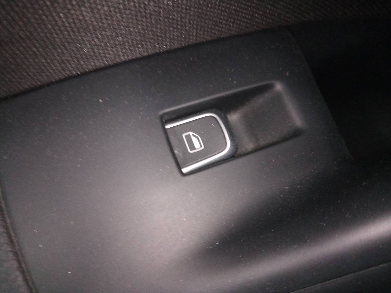 AUDI Q3 8U (2011-2020) Кнопка стеклоподъемника задней правой двери 21800391