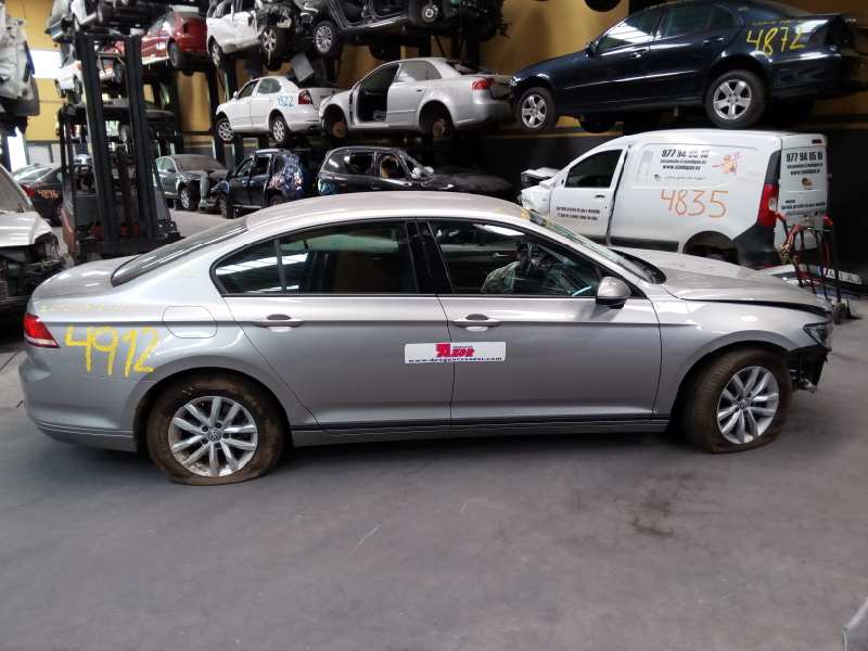 VOLKSWAGEN Passat B8 (2014-2023) Aizmugurējo kreiso durvju slēdzene 5E0839015A, E1-B6-4-2 18394566