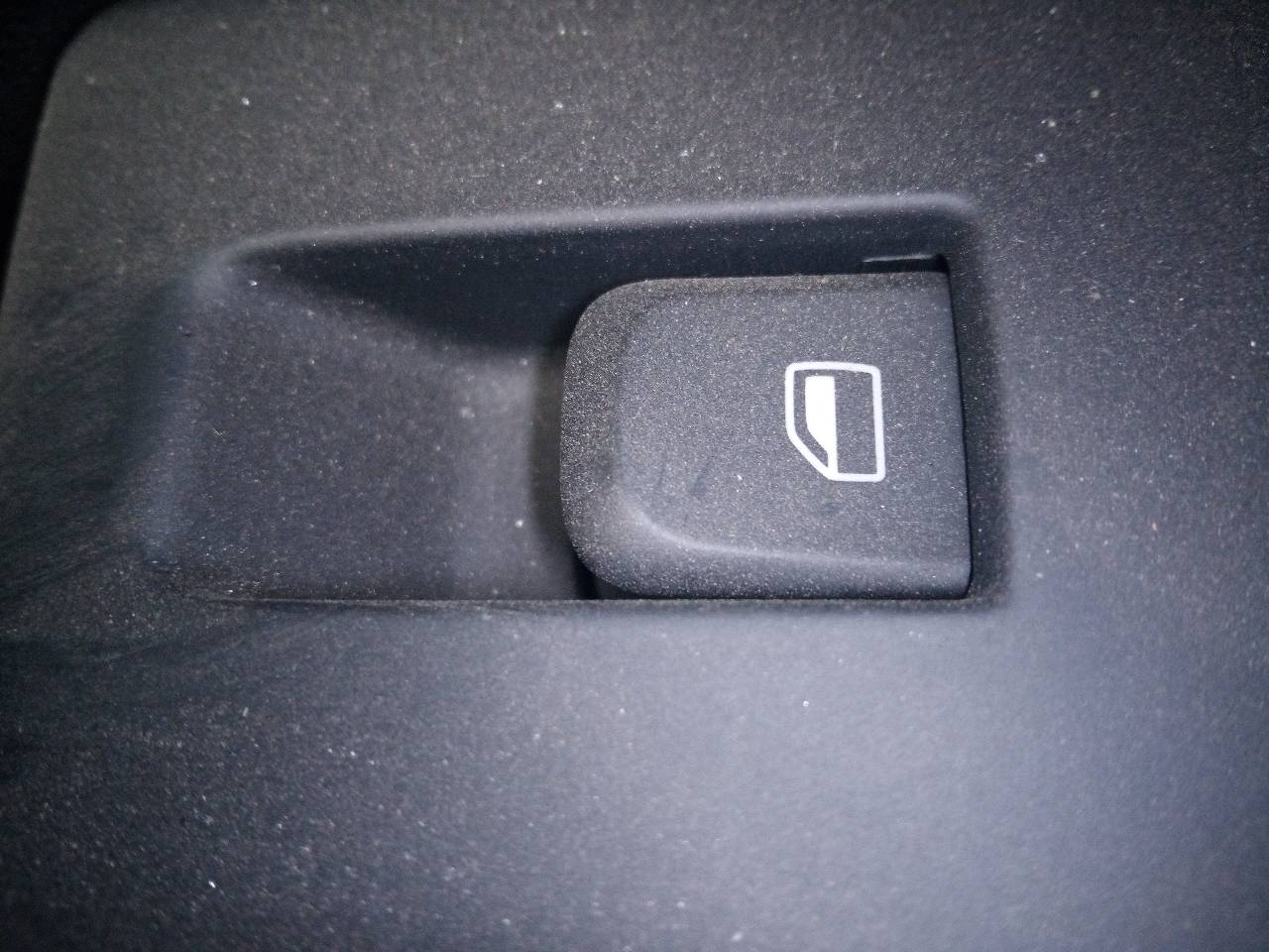 AUDI Q3 8U (2011-2020) Кнопка стеклоподъемника задней правой двери 18739712