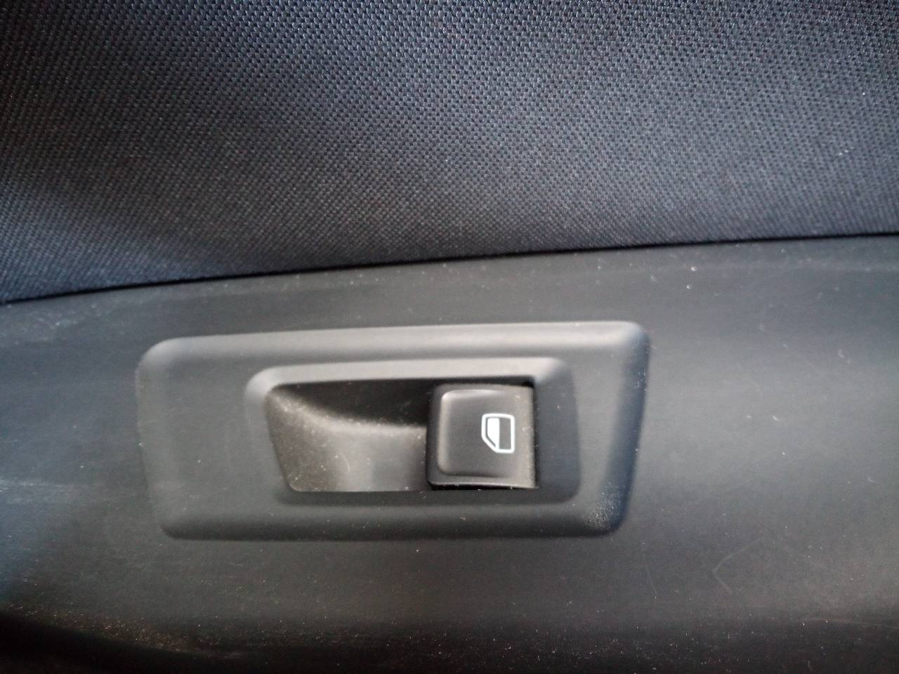 VOLKSWAGEN Passat B8 (2014-2023) Front Right Door Window Switch 21827781