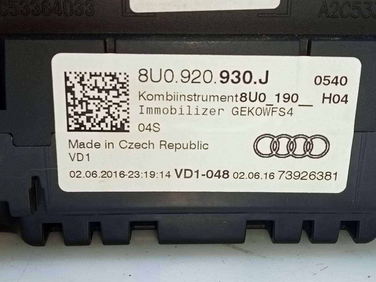 AUDI Q3 8U (2011-2020) Instrumentu panelis/spidometrs 8U0920930J, E2-A1-37-3 21800373