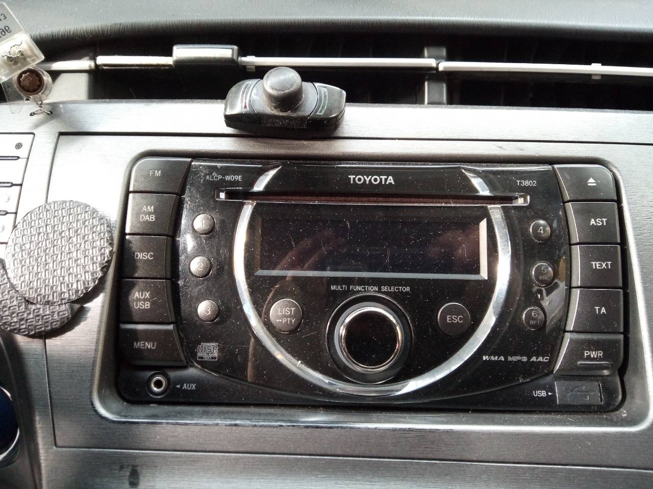 TOYOTA Prius 3 generation (XW30) (2009-2015) Muzikos grotuvas be navigacijos 23300333