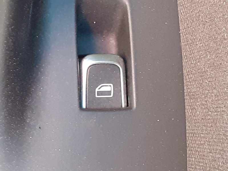 AUDI Q3 8U (2011-2020) Galinių dešinių durų langų pakėlimo mygtukas 18608657