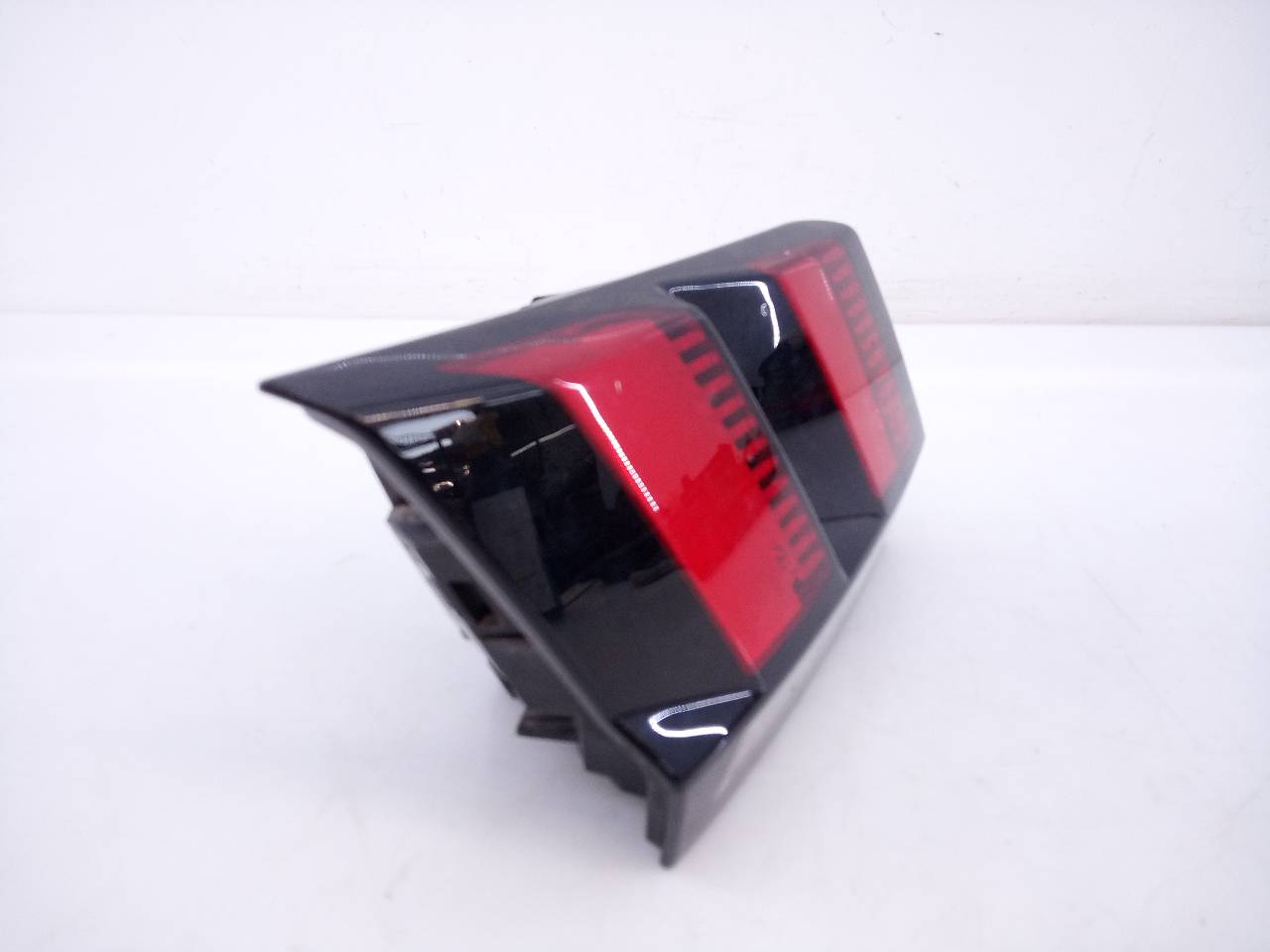 PEUGEOT 3008 2 generation (2017-2023) Left Side Tailgate Taillight 9810477880, E1-A4-43-1 24063358