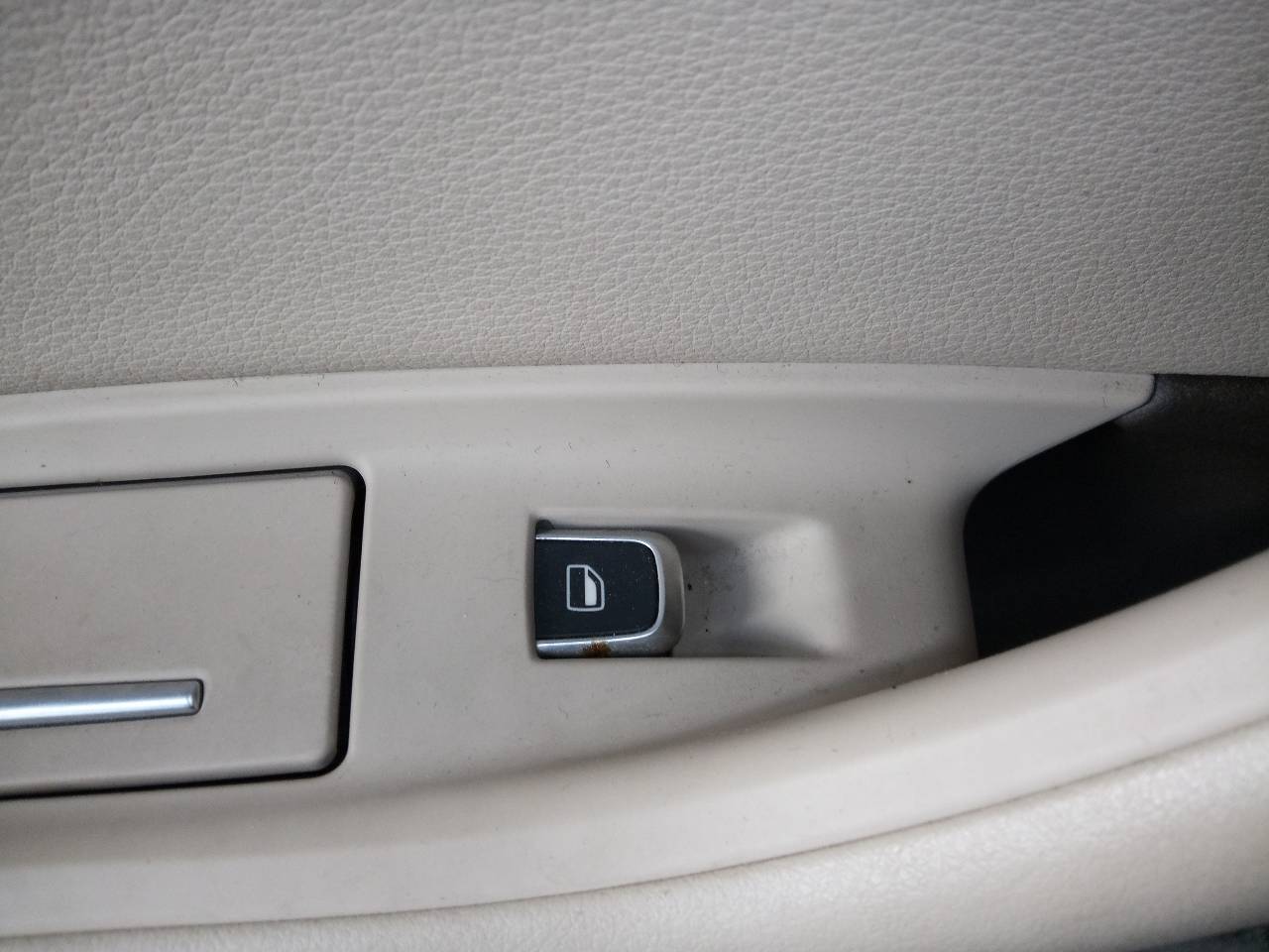 AUDI A7 C7/4G (2010-2020) Galinių dešinių durų langų pakėlimo mygtukas 23299806