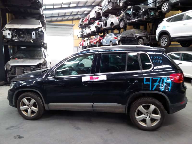 VOLKSWAGEN Tiguan 1 generation (2007-2017) Стеклоподъемник передней правой двери 5N0837756, E1-B6-3-2 18383113