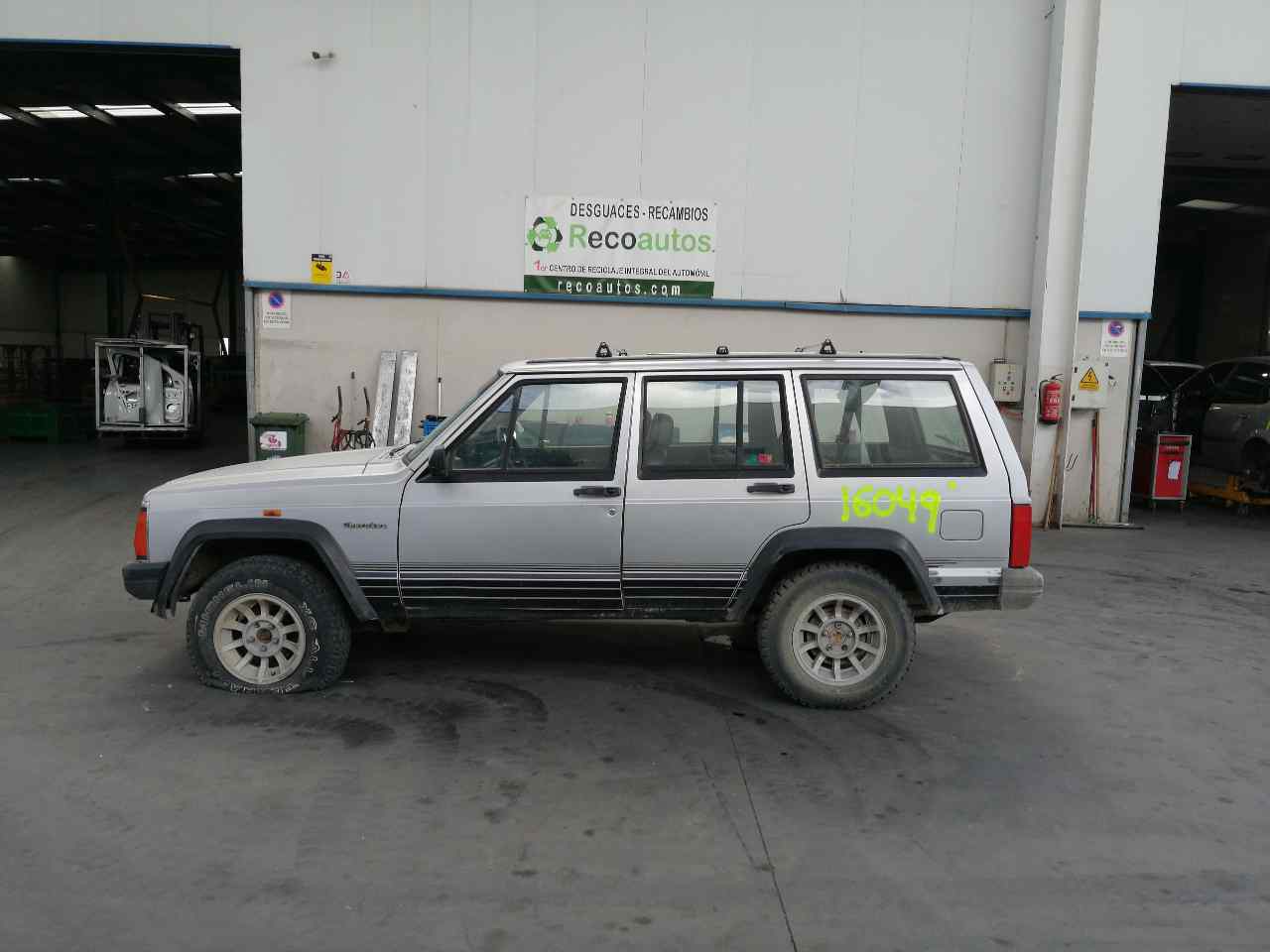 JEEP Cherokee 2 generation (XJ)  (1997-2001) Televizoriaus komplektas (radiatorių panelė) +DECHAPA 24132274