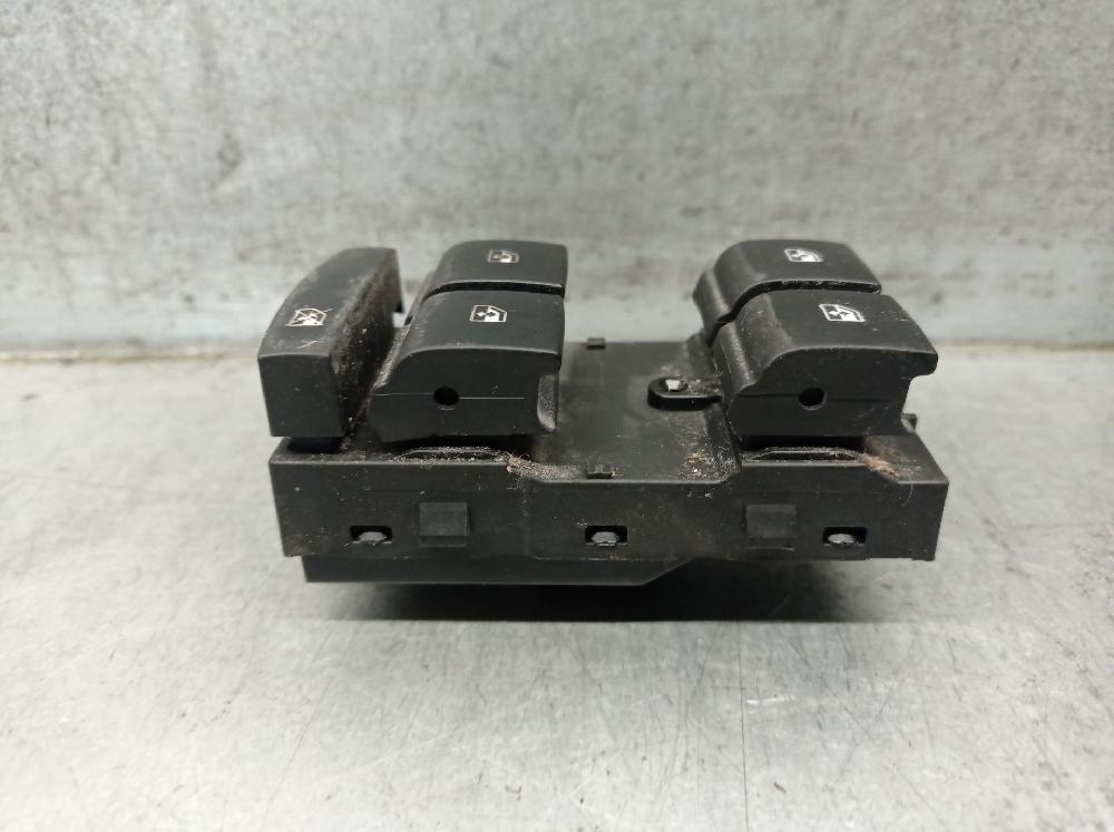 Mando elevalunas delantero izquierdo Z20D1 20830838 de Chevrolet Orlando (j309) 2011-0 163 CV - pieza usada