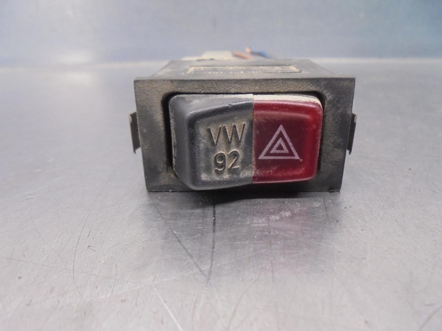 VOLKSWAGEN Polo 2 generation (1981-1994) Bouton de danger 161953235B, 8139 24200450