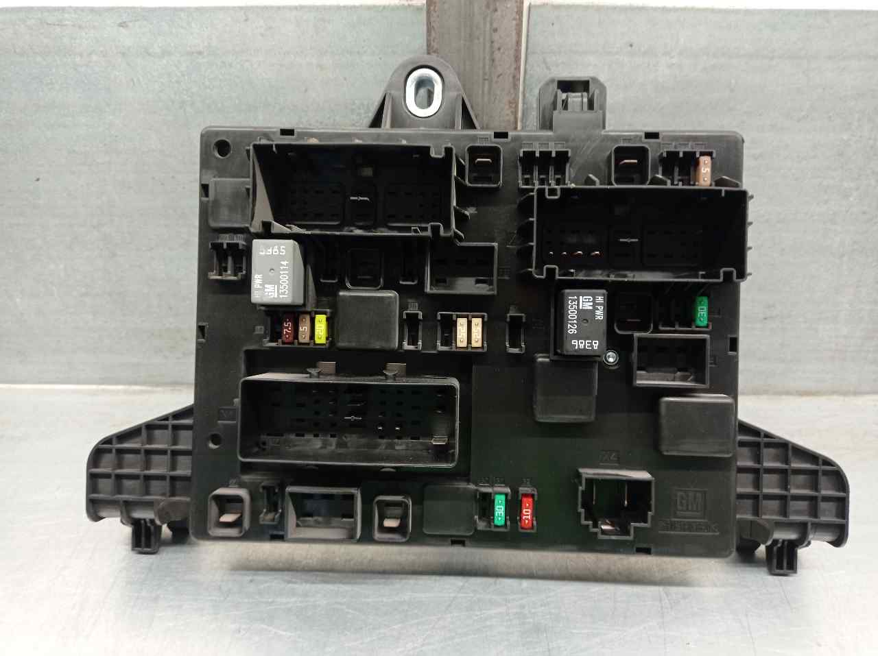 OPEL Astra J (2009-2020) Fuse Box 13302300 20777040