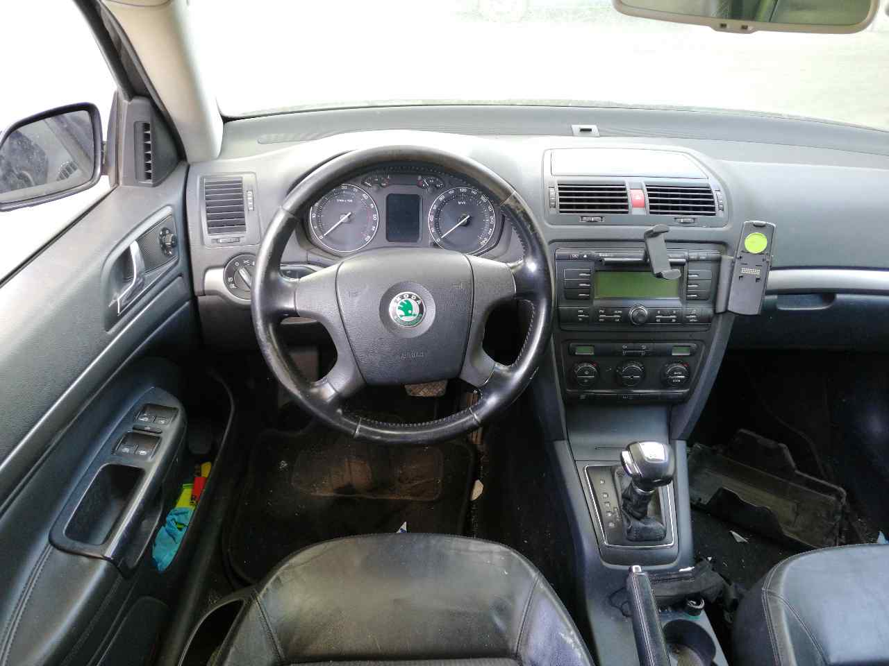 SKODA Octavia 2 generation (2004-2013) Преден ляв калник NEGRA, 1Z0821105A+ 19813270