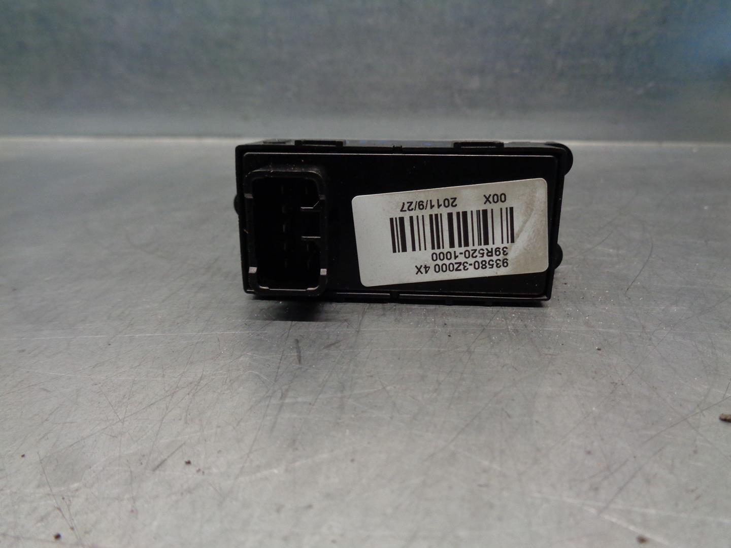 HYUNDAI i40 VF (1 generation) (2011-2020) Rear Right Door Window Control Switch 935803Z0004X 24122353