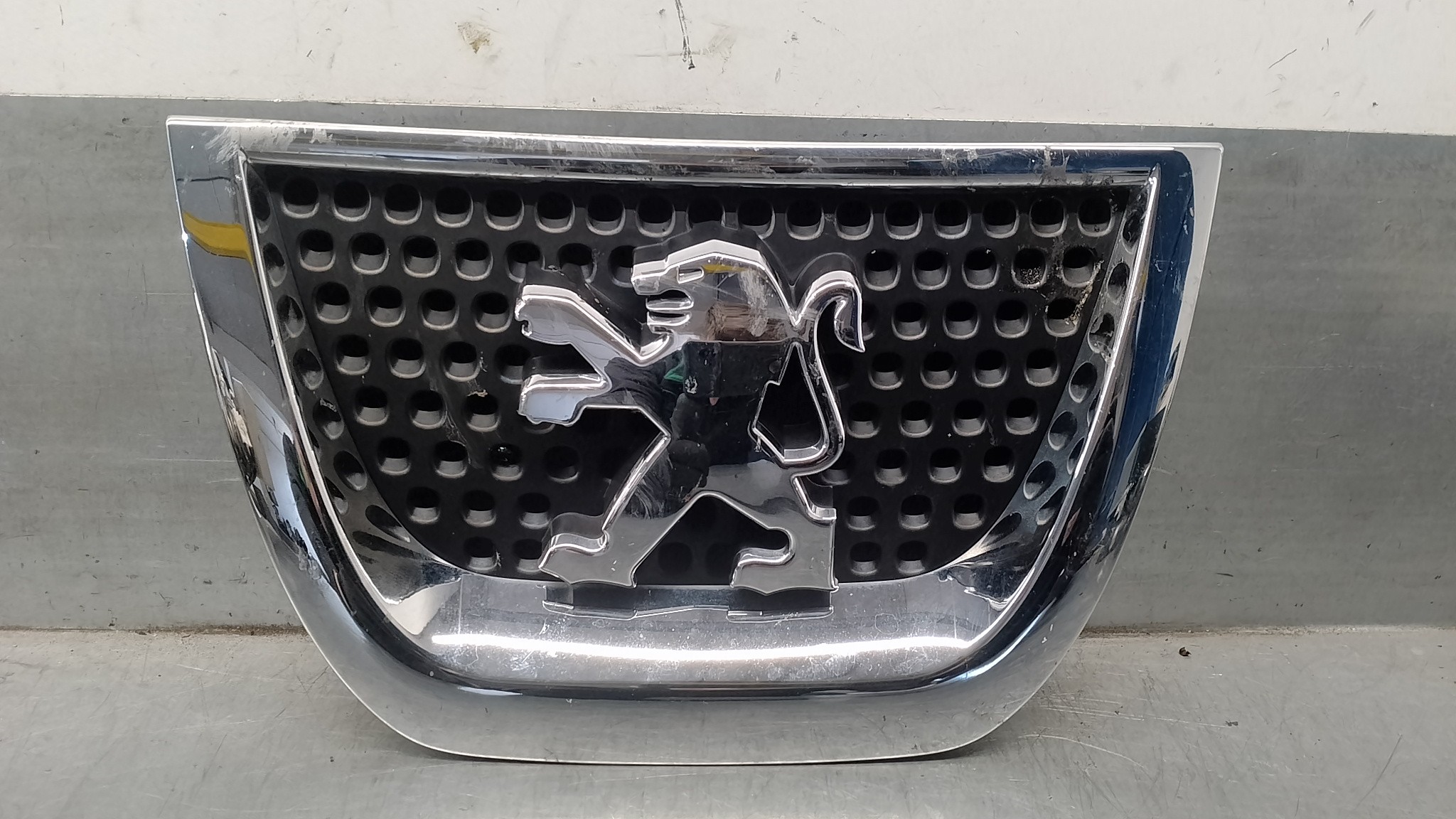 Kühlergrill 9HZ 9685973077 de Peugeot 3008 monospace (0u_) 2009-2016 109 CV con 216000 km