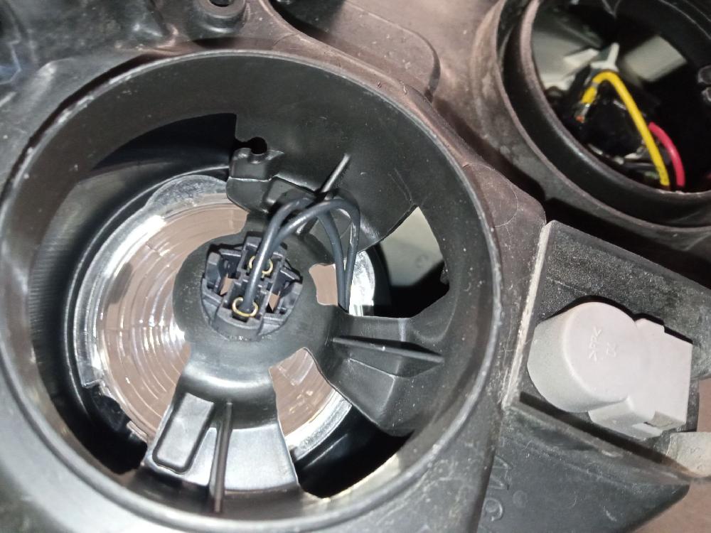Faro izquierdo NFU 9644997280 de Peugeot 1007 (km_) 2005-0 109 CV con 147000 km - pieza usada