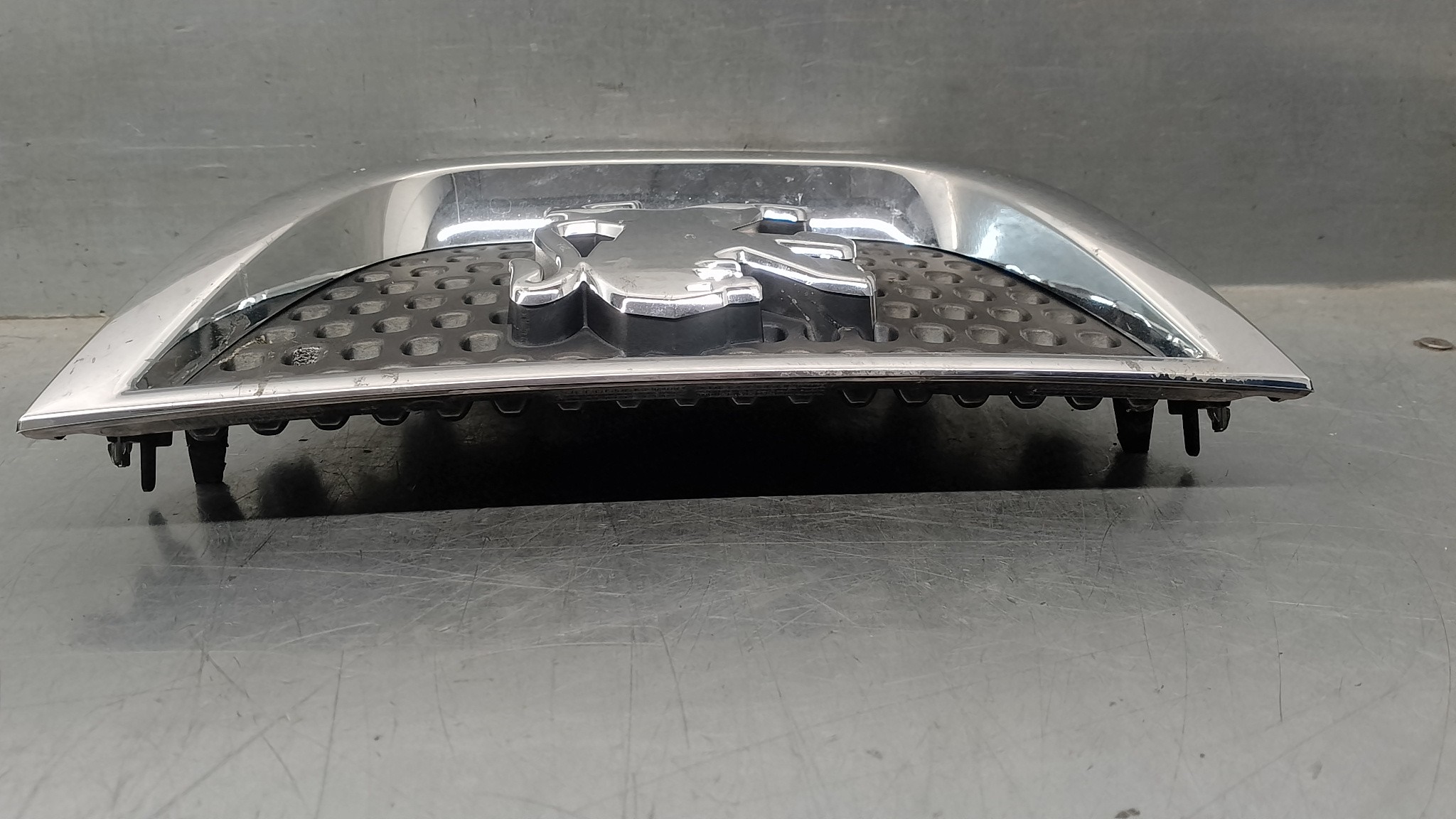 Kühlergrill 9HZ 9685973077 de Peugeot 3008 monospace (0u_) 2009-2016 109 CV con 216000 km - pieza usada