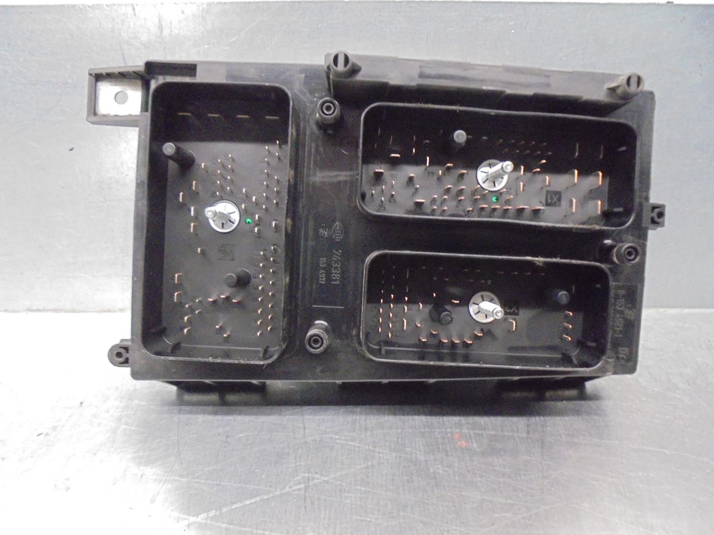 OPEL Zafira B (2005-2010) Fuse Box 13268303, 5DK00866809, HELLA 24189161