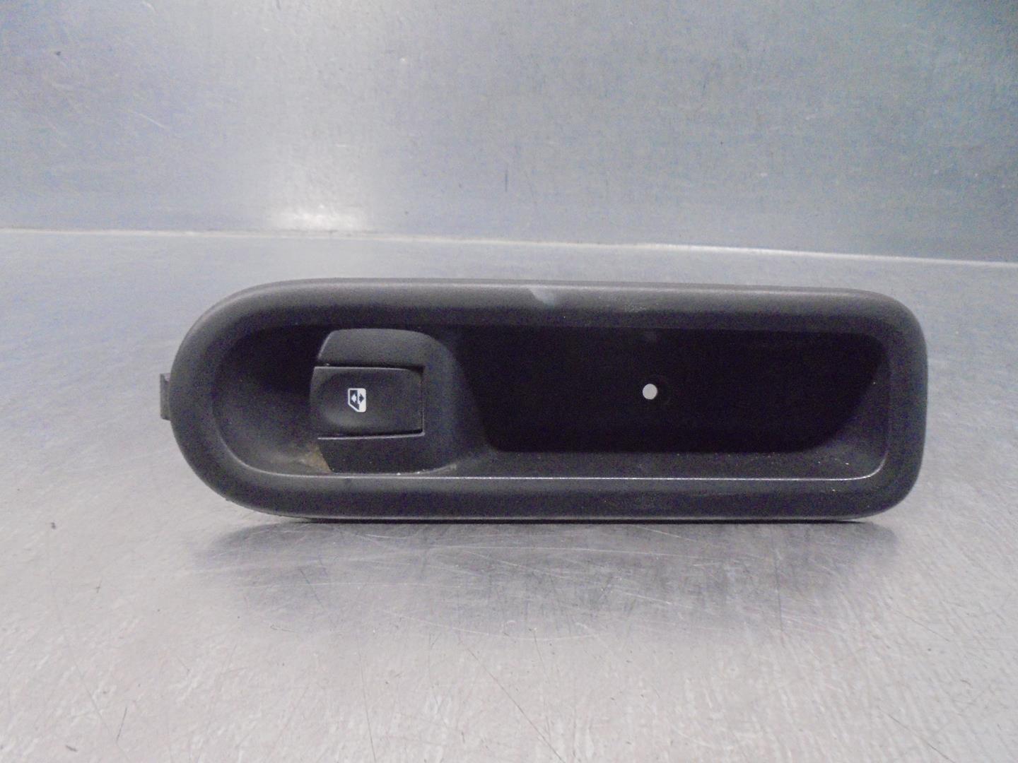 RENAULT Twingo 2 generation (2007-2014) Кнопка стеклоподъемника передней правой двери 8200356517 24219104