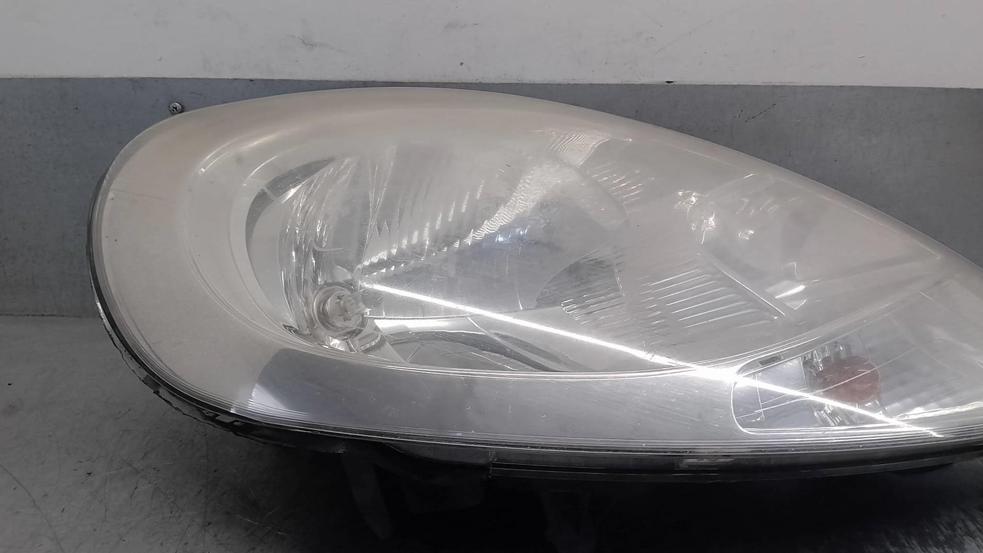 OPEL Vivaro A (2002-2006) Front Right Headlight 8200701356, 5PUERTAS 24227753