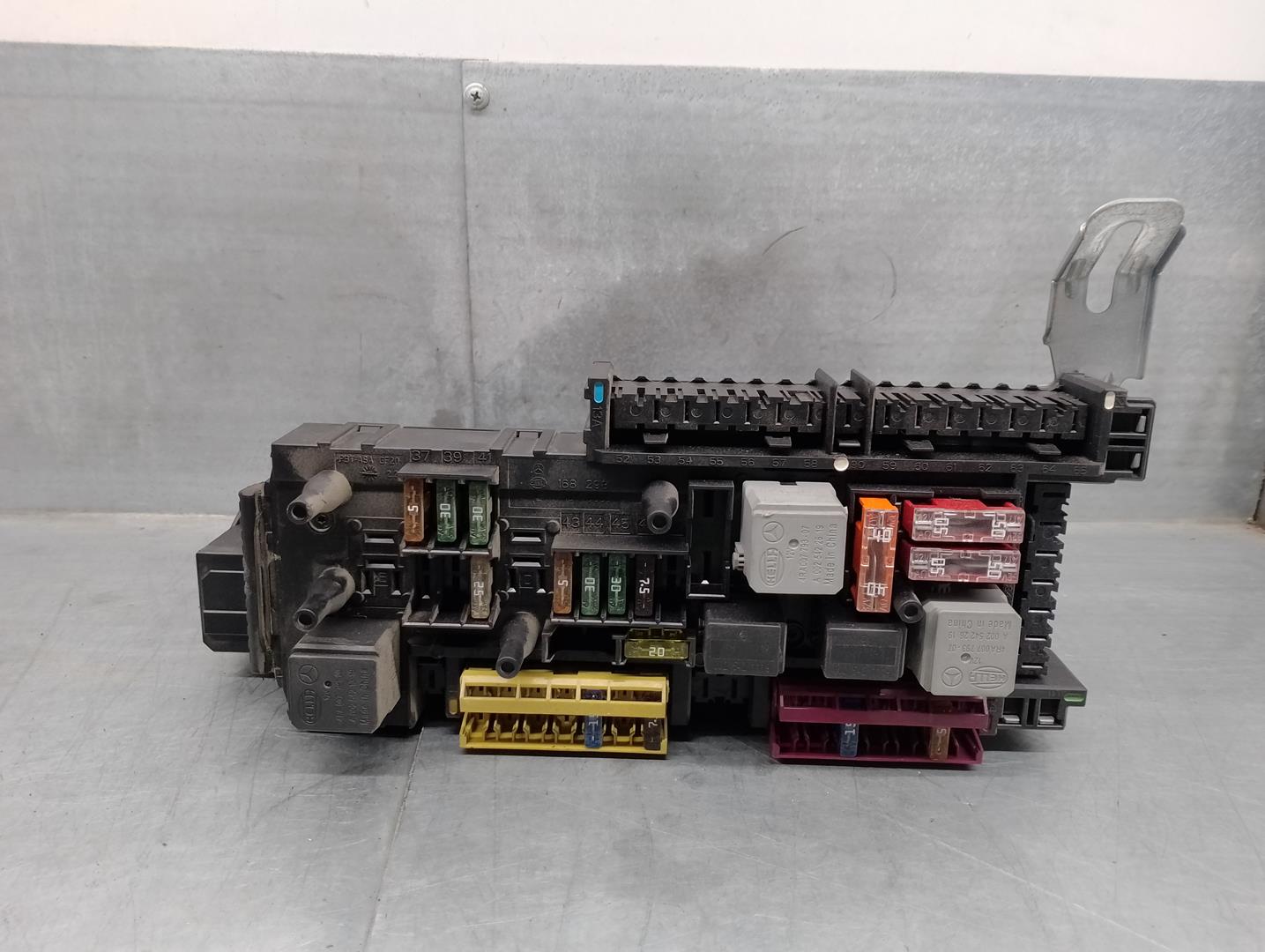 MERCEDES-BENZ C-Class W204/S204/C204 (2004-2015) Fuse Box 2049060205, 5DK01102211, HELLA 24156035