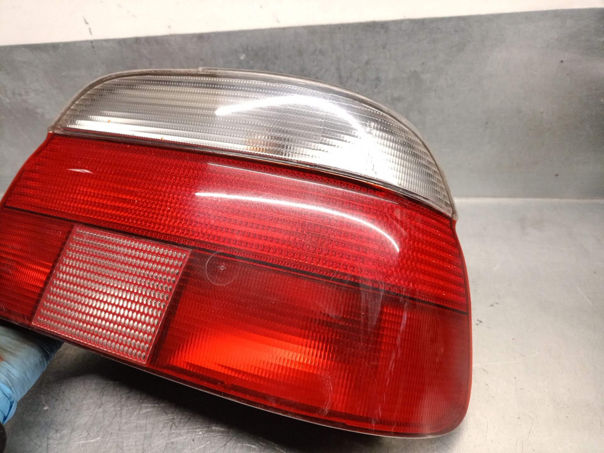 Pisca tras direito 256T1 63218363558 de Bmw 5 (e39) 2000-2003 143 CV - pieza usada
