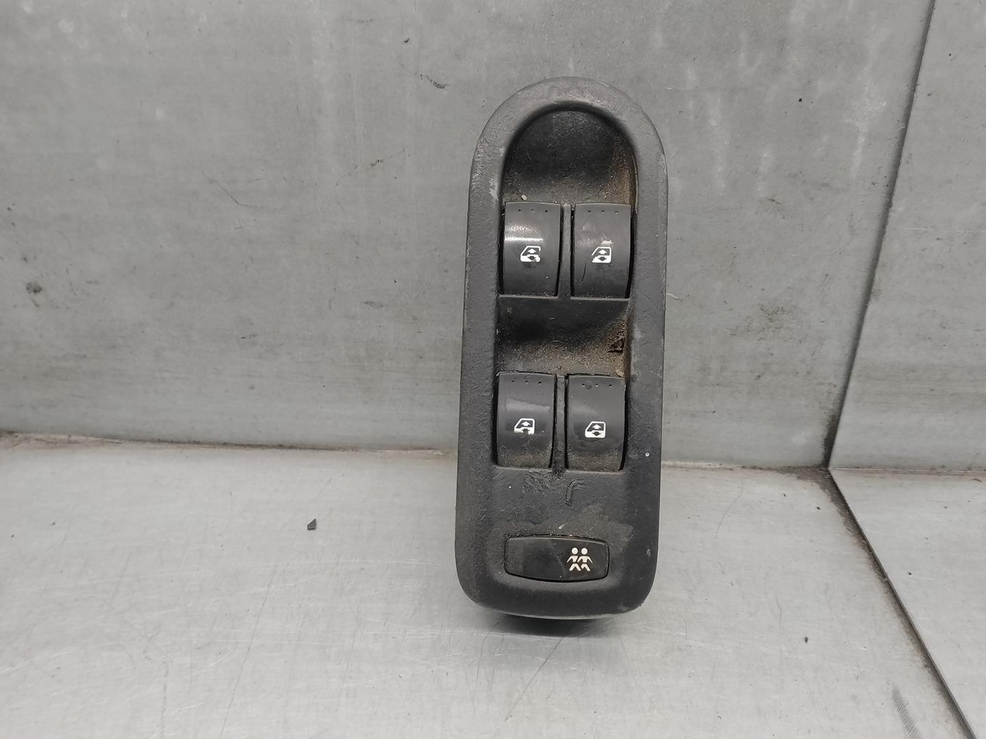 RENAULT Megane 2 generation (2002-2012) Front Left Door Window Switch 156018070C 24203746