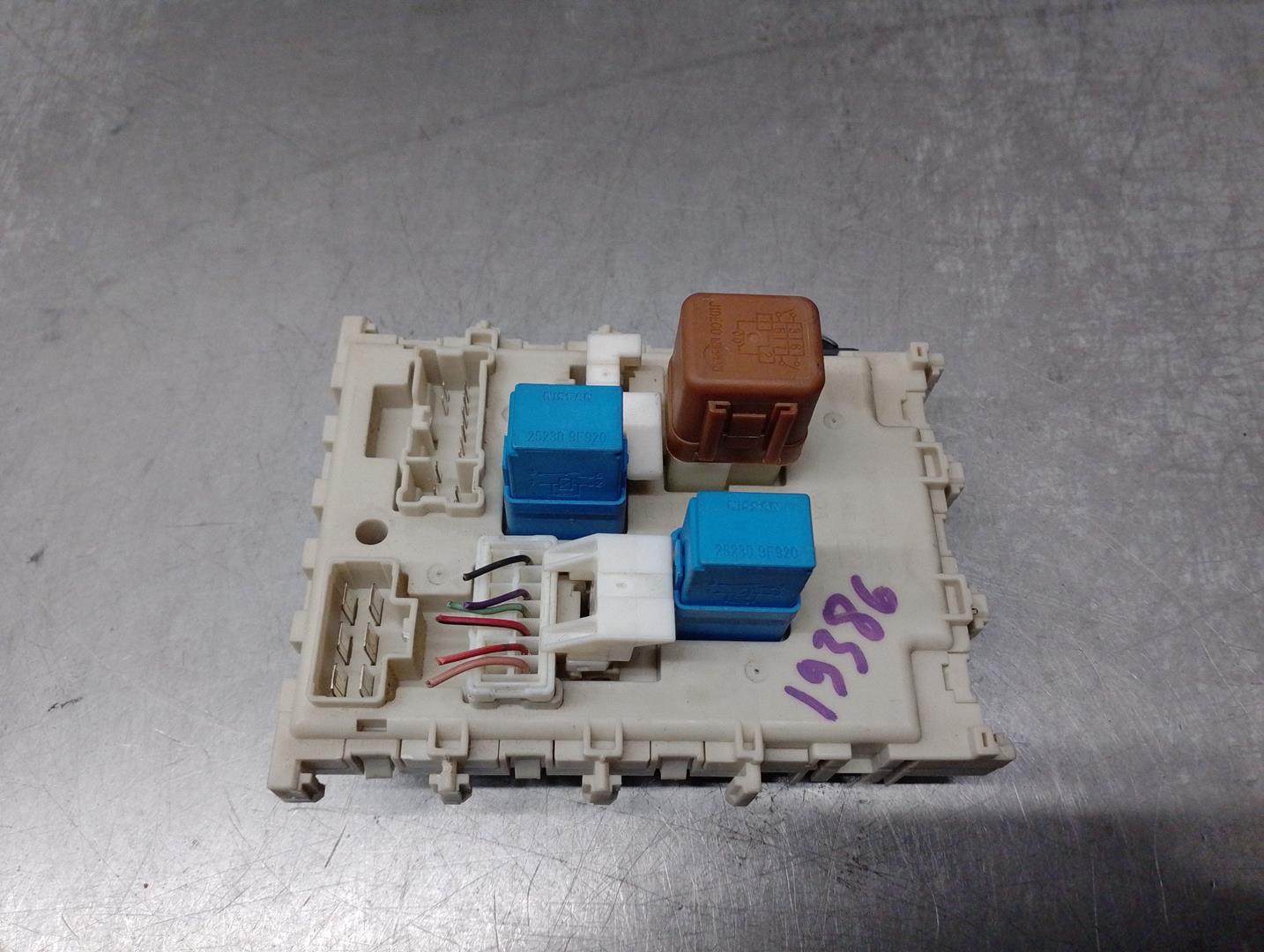 NISSAN Almera N16 (2000-2006) Fuse Box 243505M310 24189202