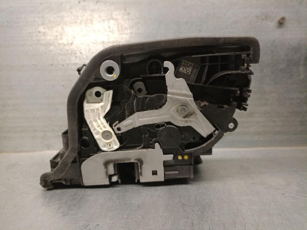 Fecho da porta tras esquerda B47C20A 51227281939 de Bmw 2 active tourer (f45) 2013-0 150 CV con 198000 km - pieza usada