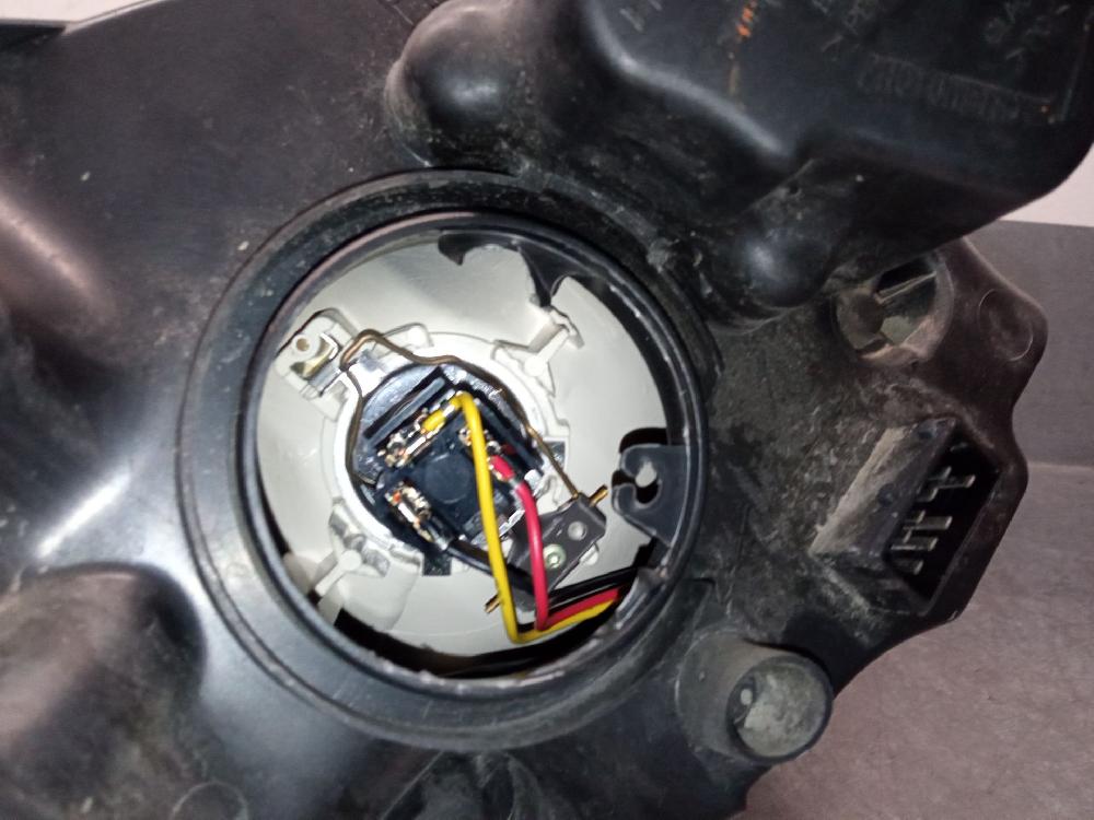 Faro izquierdo NFU 9644997280 de Peugeot 1007 (km_) 2005-0 109 CV con 147000 km - pieza usada