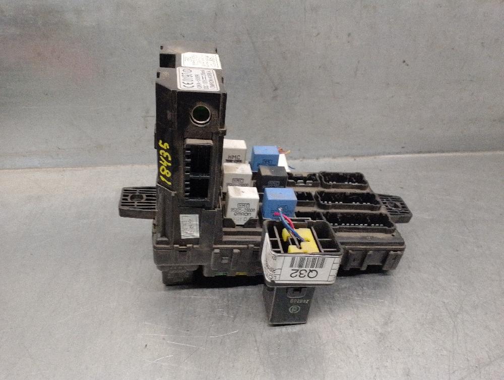 Caja de relés / fusibles D4EA 9540026500 de Hyundai Santa fé i (sm) 2001-2006 113 CV con 286000 km - pieza usada