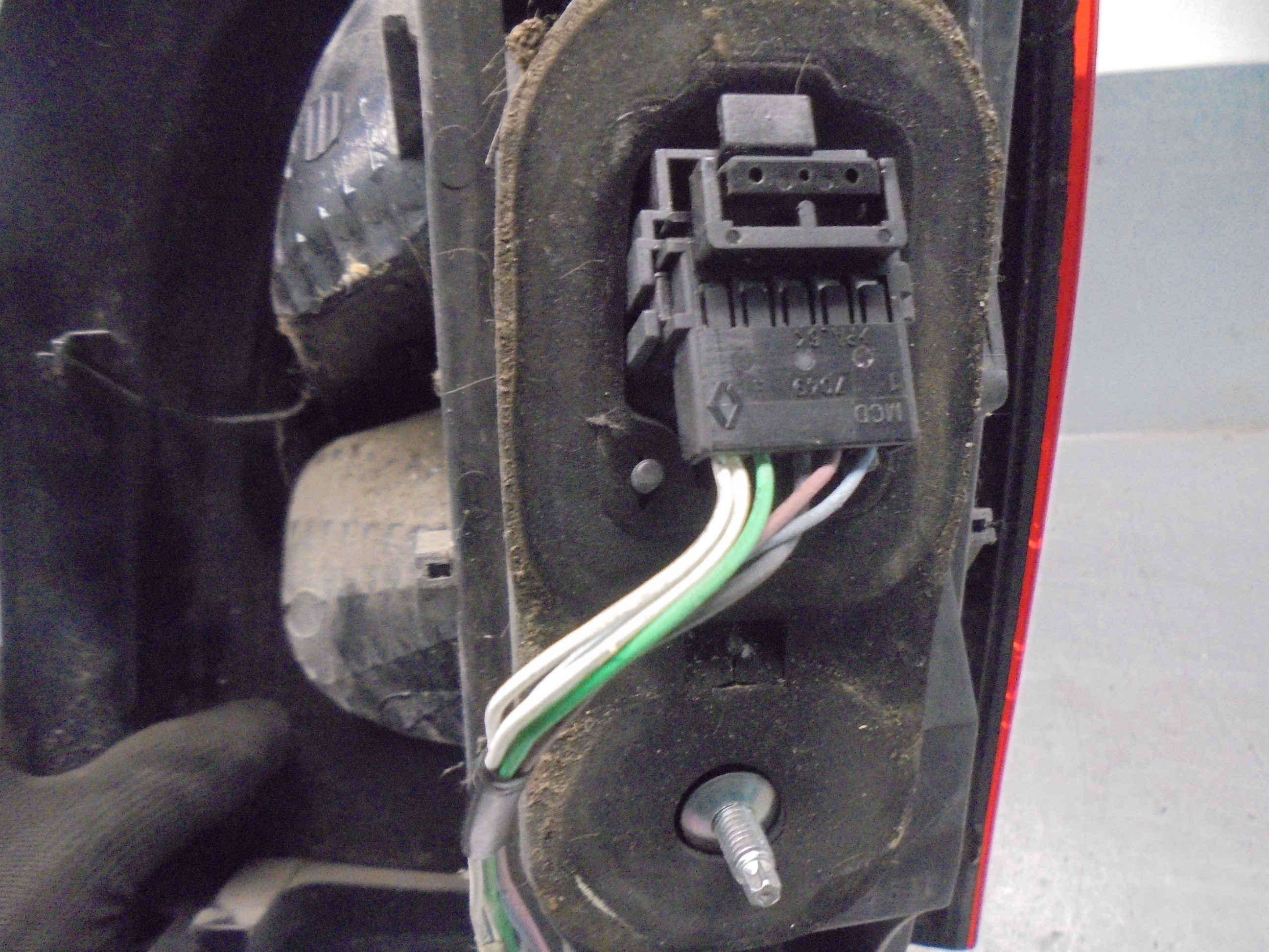 Pisca tras esquerdo K9KP8 8200387888 de Renault Twingo ii (cn0_) 2007-0 75 CV con 140786 km - pieza usada