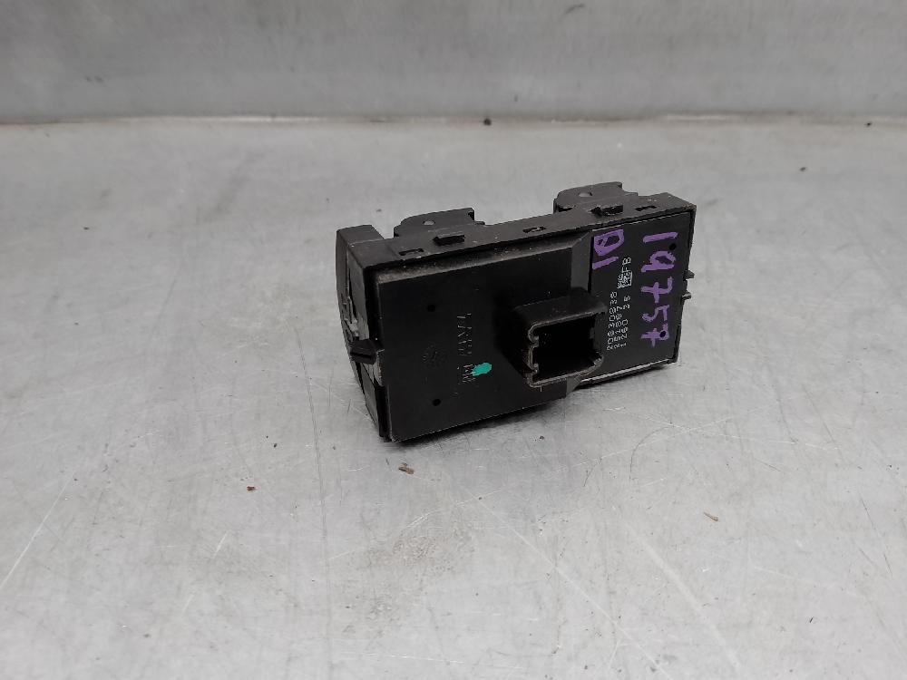 Fensterheber schalter vorne links F16D4 20830838 de Chevrolet Cruze hatchback (j305) 2010-0 124 CV con 137000 km - pieza usada