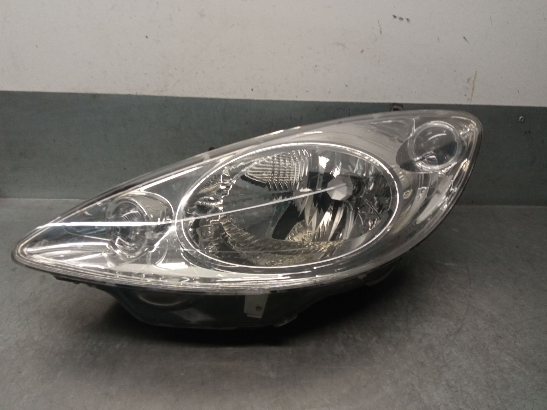 Faro izquierdo NFU 9644997280 de Peugeot 1007 (km_) 2005-0 109 CV con 147000 km