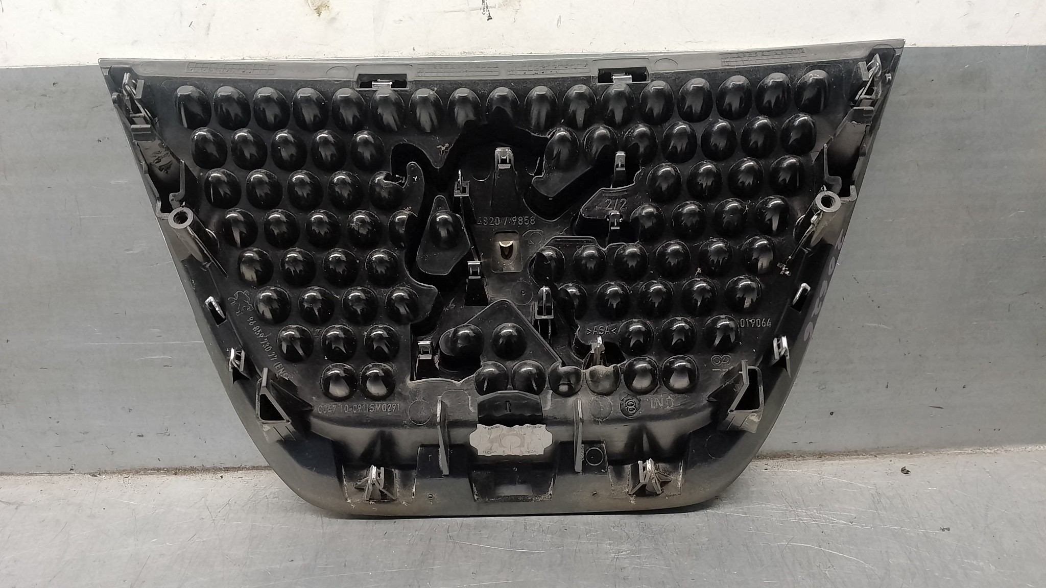 Kühlergrill 9HZ 9685973077 de Peugeot 3008 monospace (0u_) 2009-2016 109 CV con 216000 km - pieza usada