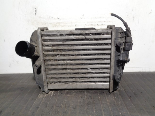 AUDI A4 B6/8E (2000-2005) Starpdzesētāja/interkūlera radiators 8E0145805P 19859772