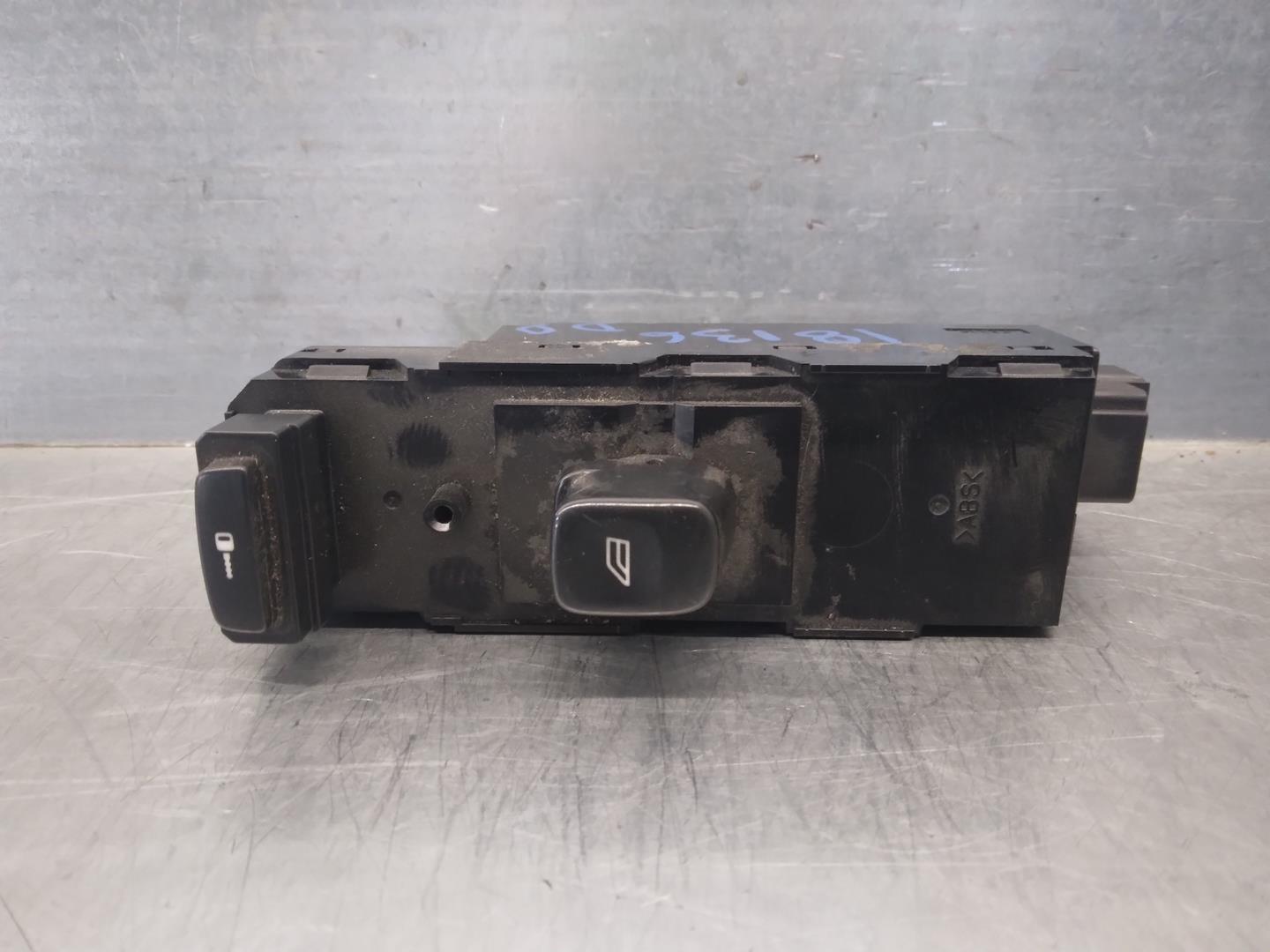 VOLVO V70 2 generation (2000-2008) Commutateur de vitre de porte avant droite 30658147 20776685