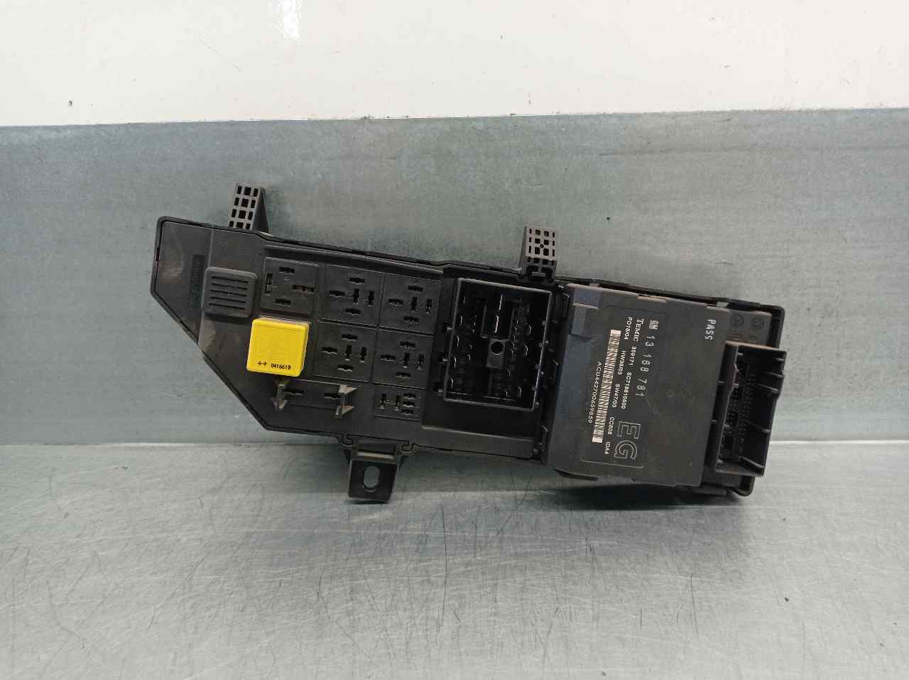 OPEL Vectra C (2002-2005) Fuse Box 13168781, 359171, TEMIC 21722191
