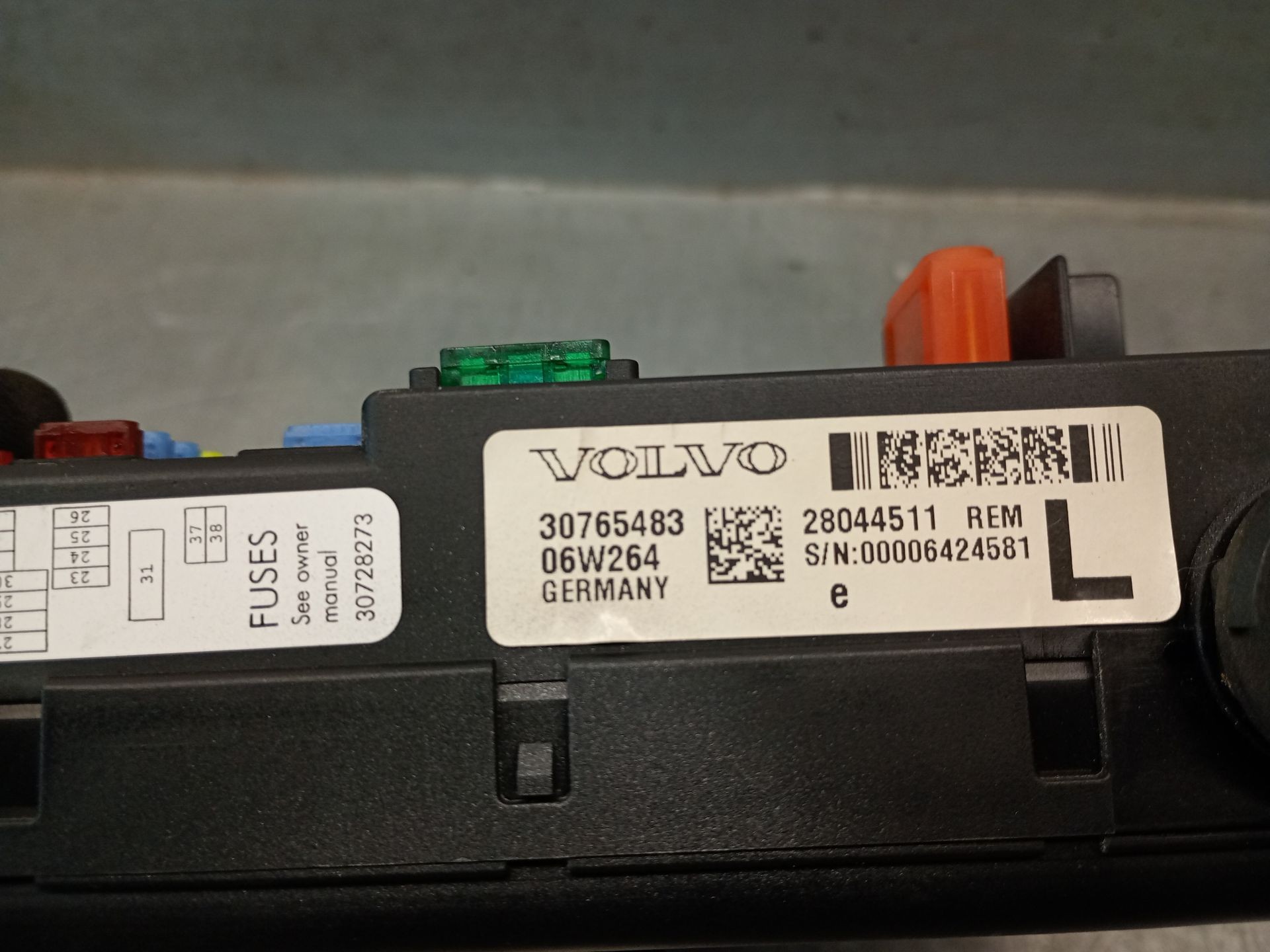 Scatola relè / fusibili B5244S2 30728273 de Volvo S60 i (384) 2001-2010 140 CV con 164000 km - pieza usada