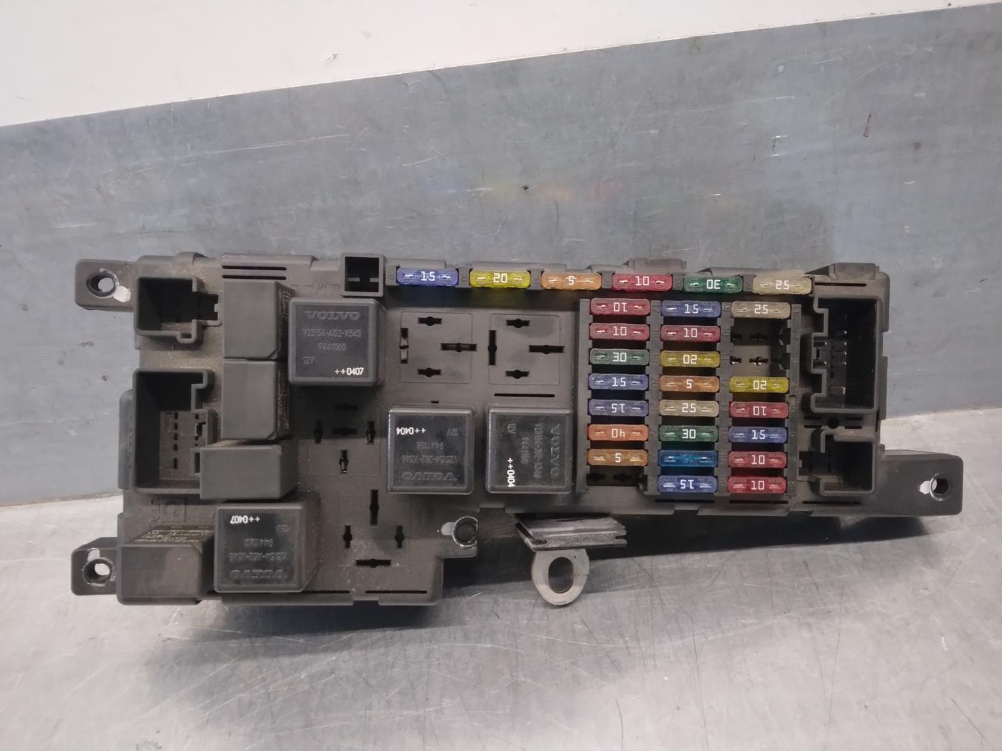 VOLVO V70 2 generation (2000-2008) Fuse Box 8678449 20776673