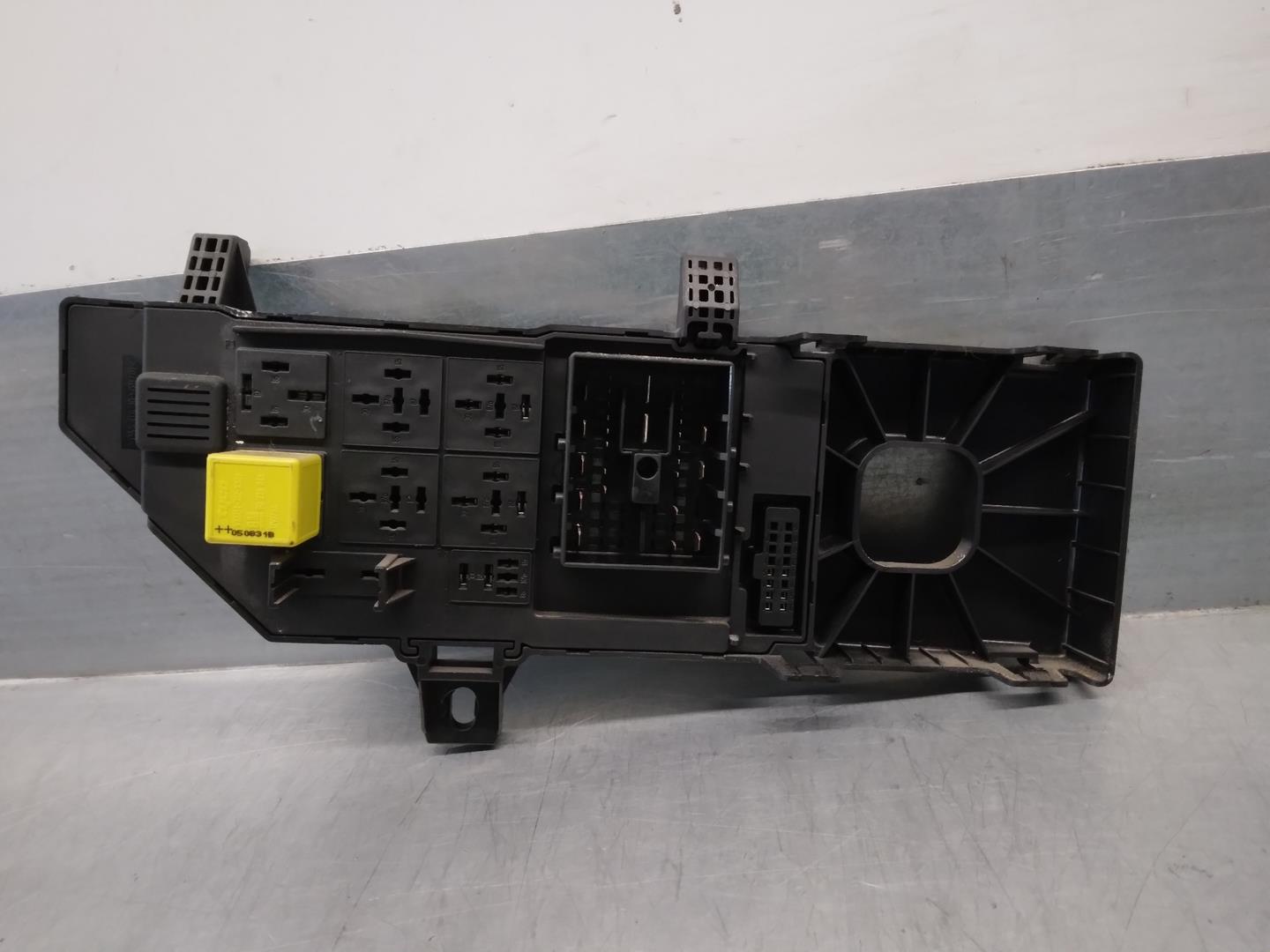 OPEL Vectra C (2002-2005) Fuse Box 13181984 21724045