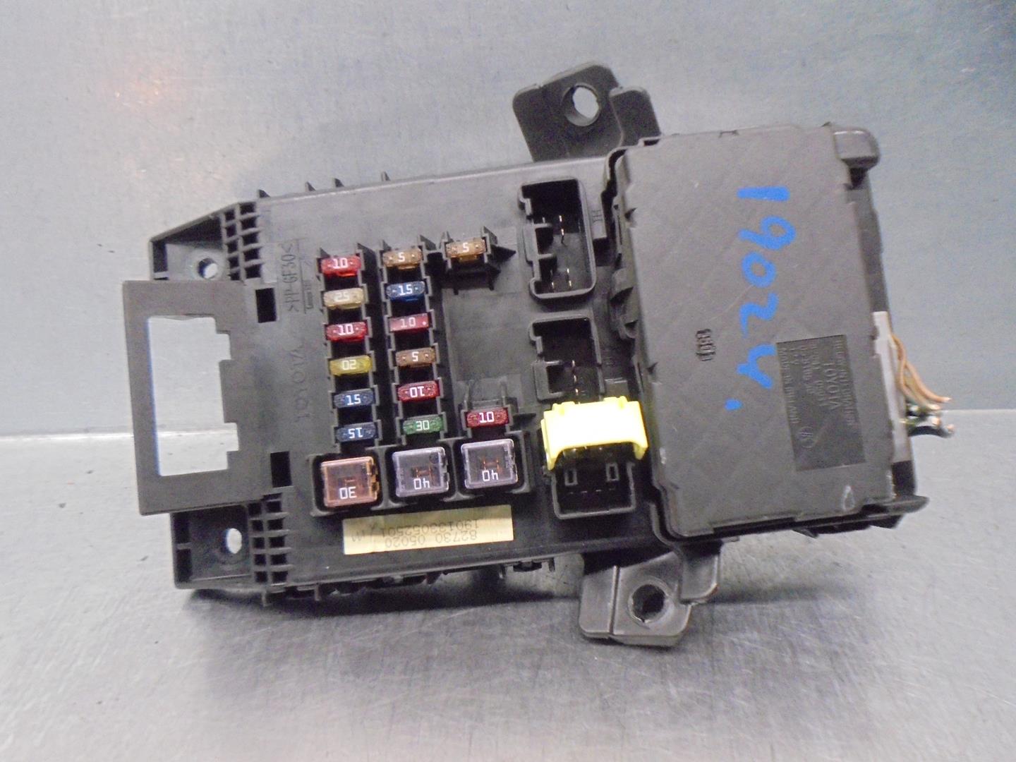 TOYOTA Avensis 1 generation (1997-2003) Fuse Box 8273005020,8264105011 24159450