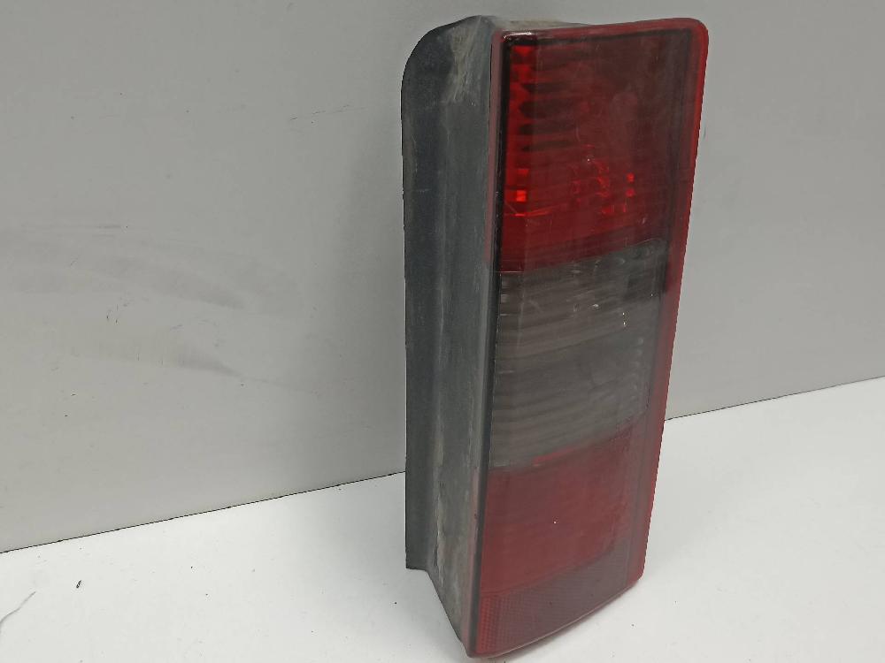 Pisca tras direito Y17DTL 9199761 de Opel Combo tour 2004-2011 65 CV - pieza usada