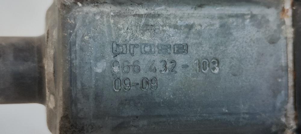 Elevalunas delantero derecho A17DTJ 915368103 de Opel Astra j lim. 2009-2015 110 CV - pieza usada